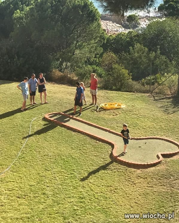 Minigolf u proboszcza na działce.
