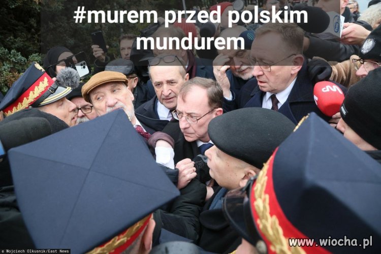 #murem przed polskim mundurem