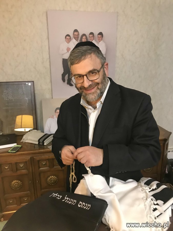 Pan na zdjęciu to Rabbi Menachem Mendel Braun