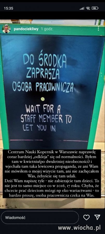 Do środka zaprasza niebinarnex osobopostać pracownicza.