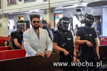 Rutkowski wpadł do kościoła z bronią.