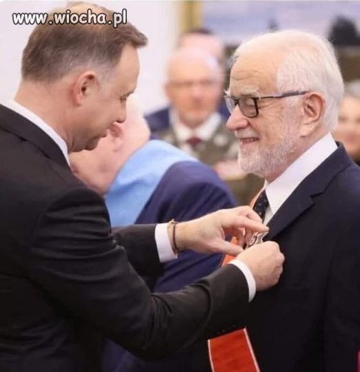 Anżej odznacza Pietrzaka.