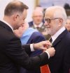 Anżej odznacza Pietrzaka.