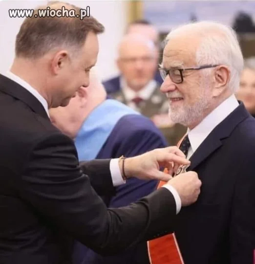 Anżej odznacza Pietrzaka.