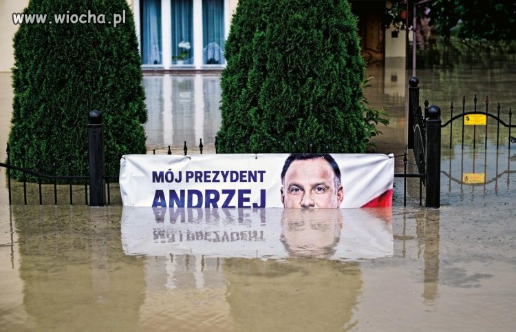 Duda pojawił się na zalanych terenach
