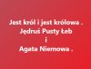 Pośród ogrodu siedzi ta królewska para ...