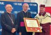 Emeryt Stasio zamienił medalik na medal. 