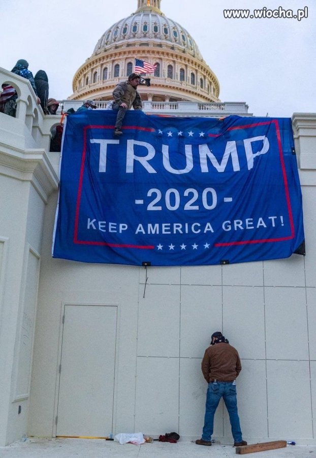 Rok 2020. - Trumpista dosłownie olewa Kapitol!
