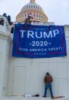 Rok 2020. - Trumpista dosłownie olewa Kapitol!
