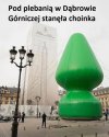 Księża stoją w kolejce żeby wskoczyć jako czubek