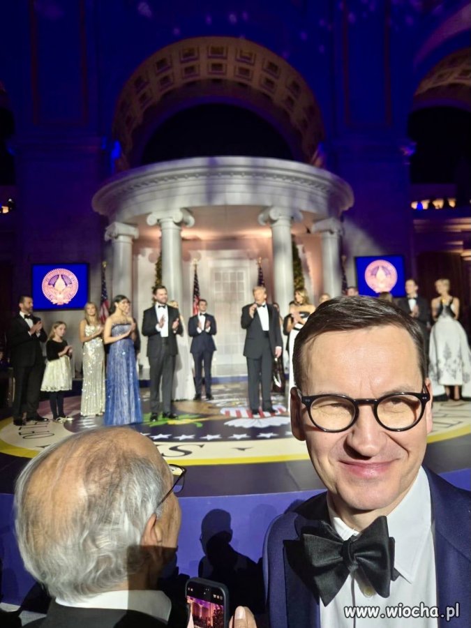 Tak,  Morawiecki zrobił sobie zdjęcie z plakatem 