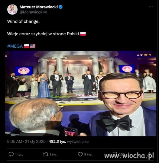 Zrobił sobie zdjęcie na tle telebimu