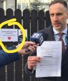 Przychodzi geniusz do nieczynnego biura i się skarży, że go nie wypuszczono...   
