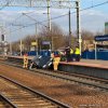 Skręć pan w lewo a później wzdłuż torów z kilometr