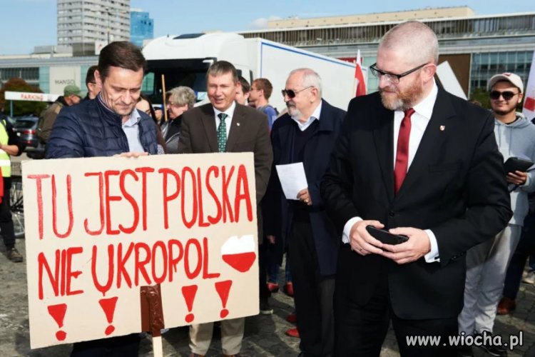 "Trudno nie ubrudzić się tym bagnem"