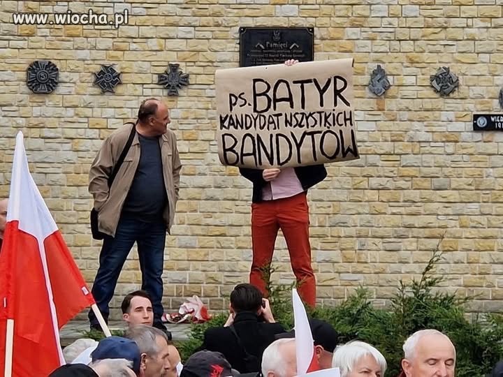 Więźniowie murem za Nowogrodzkim