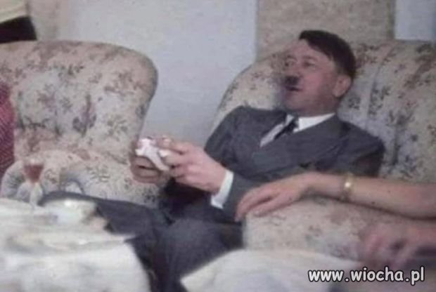 Adolf Hitler grający w swoją pierwszą strzelankę