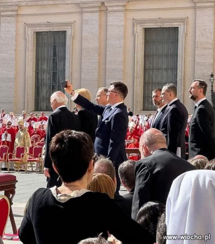 Selfiaczek na pogrzebie