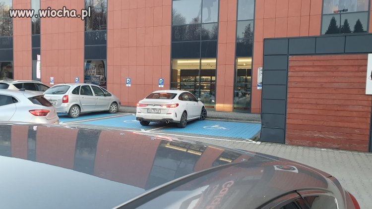 Tak parkuje niepełnosprawna w Nowym Sączu 