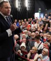 Młodzież zapatrzona w sutenera jak w obrazek