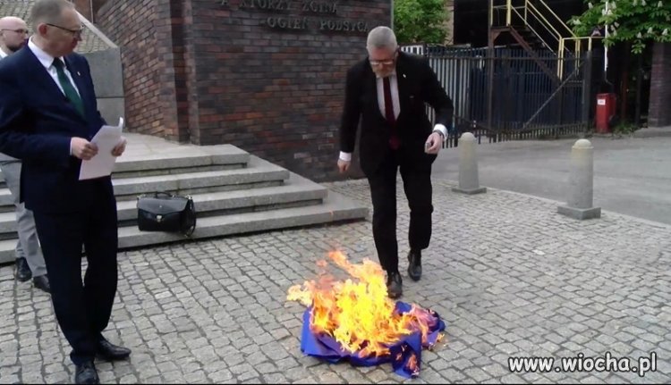 Braun zrywa, depcze, a następnie pali flagę 