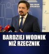 Zaległ cichutko w szuwarach