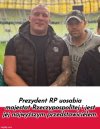 To ten pan w czapce będzie wręczał