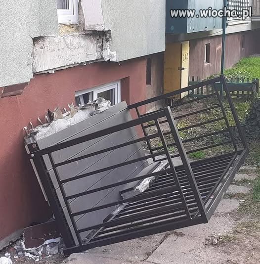 Szwagier z teściem montowali