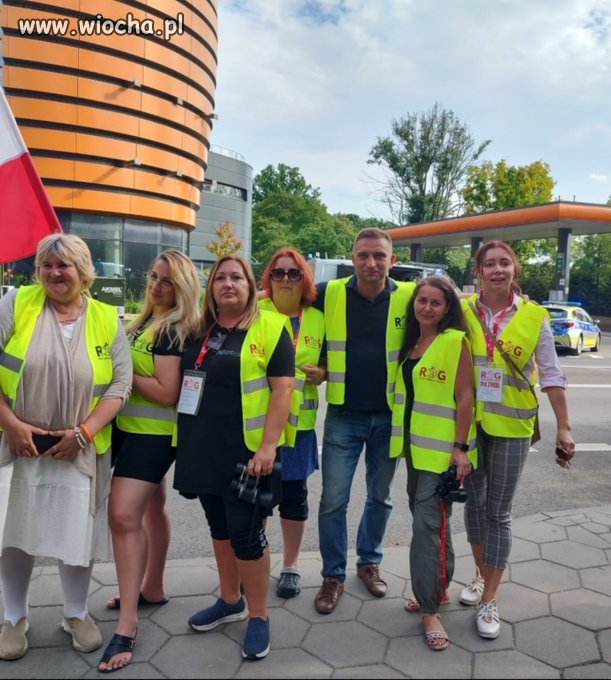 Dziewczyny z ROG...czekają na nachodźców.