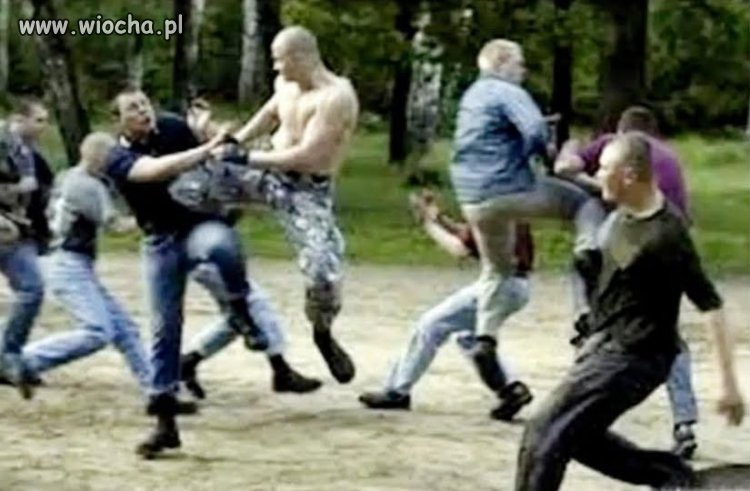 Porozumiewają się za pomocą prymitywnych warknięć, żyją z 