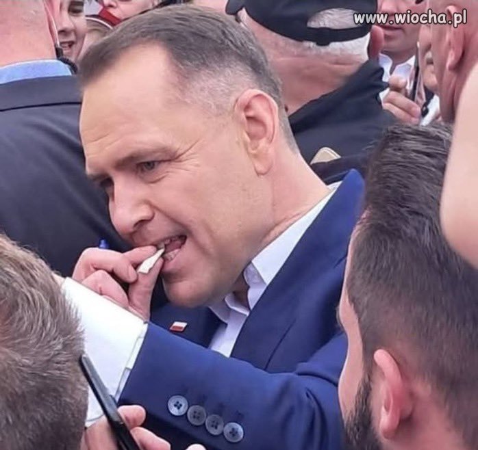 Lokator z pałacu coś wciąga ciągle.