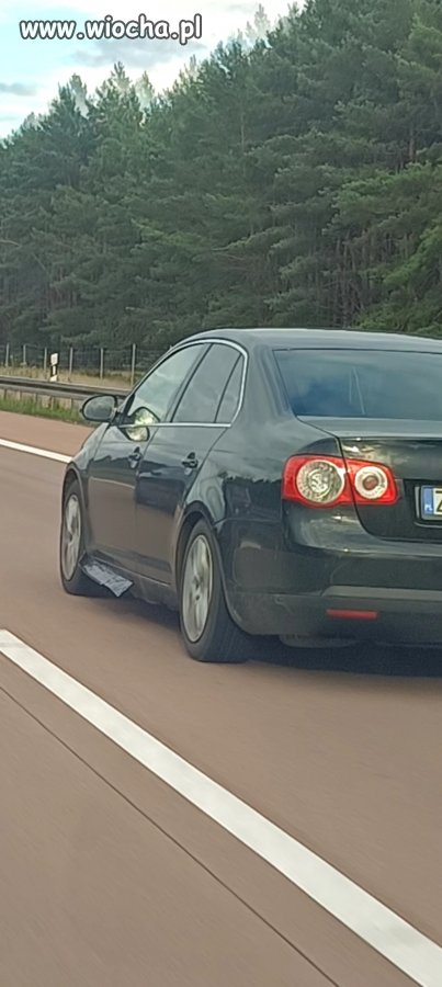 Passat w trakcie wysuwania skrzydeł..