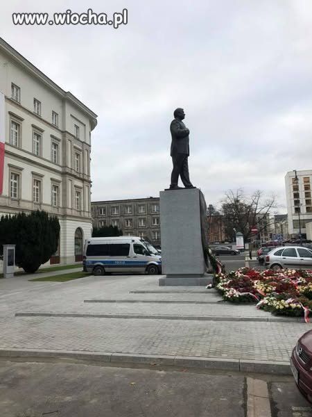 Jeżeli pomnika tego bohatera od kilku lat pilnuje 
