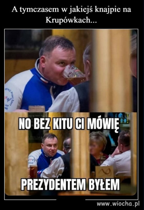 Raczej podnóżkiem, takiego małego człowieczka.