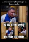Raczej podnóżkiem, takiego małego człowieczka.