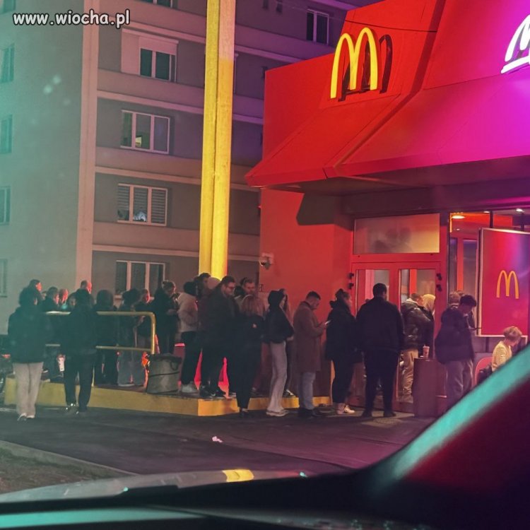 Kolejka w Poznaniu do McDonalda po "drwale"