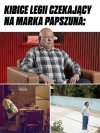Kibice Legii Warszawa czekający na Marka Papszuna