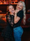 Ej, czemu fajne laseczki na imprezach robią takie gesty jak fotograf robi im zdjęcia?