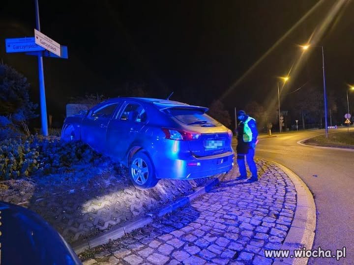 Pijany Ukrainiec rozbił auto na rondzie,   który pod wpływem alkoholu