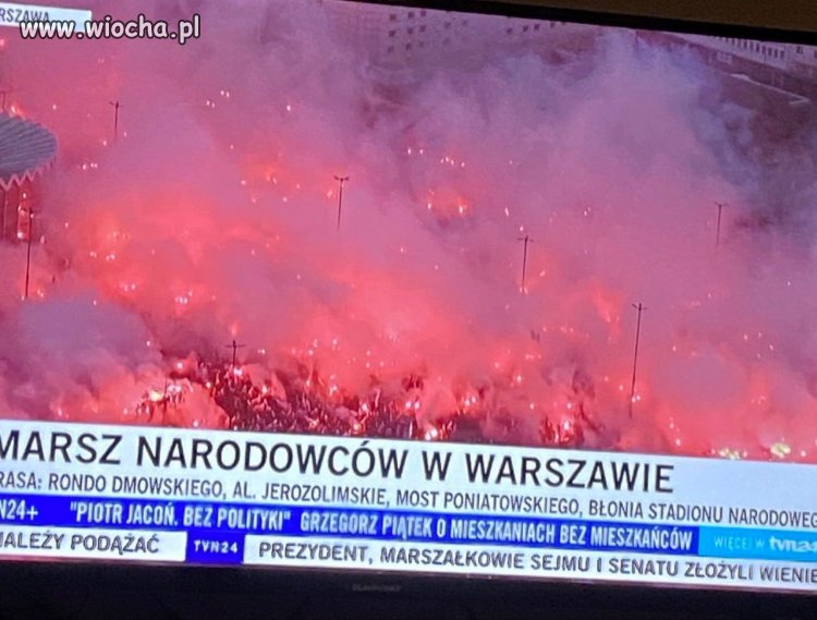 Ulicami Warszawy idzie Marsz Niepodległości. Uczestnicy odpalili race i świece dymne