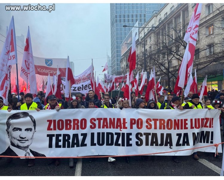 Na Marszu Niepodległości 2025 w Warszawie, co oczywiste, nie mogło zabraknąć i takiego transparentu.