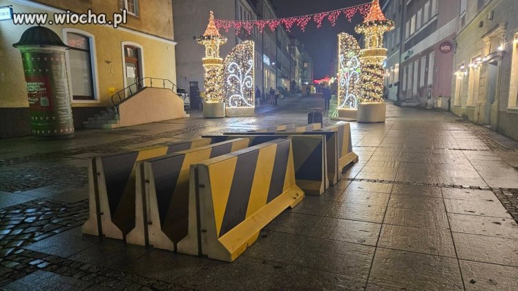 Betonowe bariery na jarmarku w Olsztynie