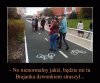 Mają chodnik ale łażą po ścieżce rowerowej