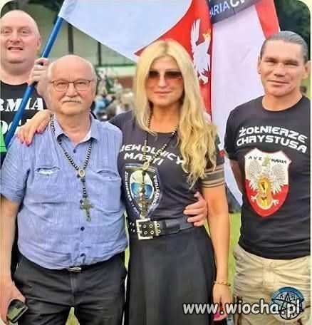 Ona jedna a ich troje.