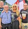 Ona jedna a ich troje.