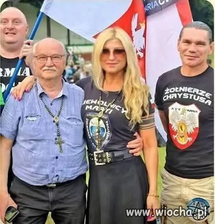Ona jedna a ich troje.