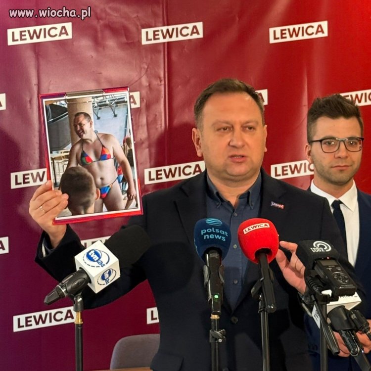 Poseł Tomasz Trela (Lewica) przyniósł na konferencję prasową i pokazał opinii publicznej... przerobione zdjęcie prezydenta RP, Karola Nawrockiego w... bikini.