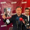 Poseł Tomasz Trela (Lewica) przyniósł na konferencję prasową i pokazał opinii publicznej... przerobione zdjęcie prezydenta RP, Karola Nawrockiego w... bikini.