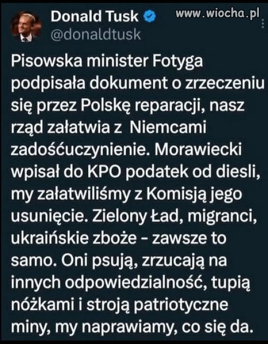 A ciemny lud słucha tego co im mówi ksiądz z ambony.