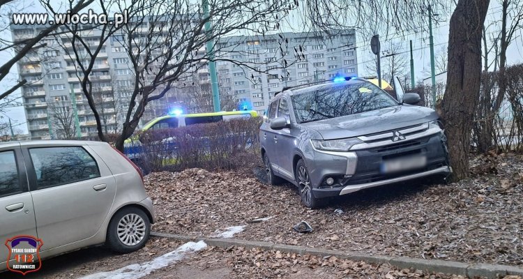 Drzewo uderzyło w samochód sędziego. 